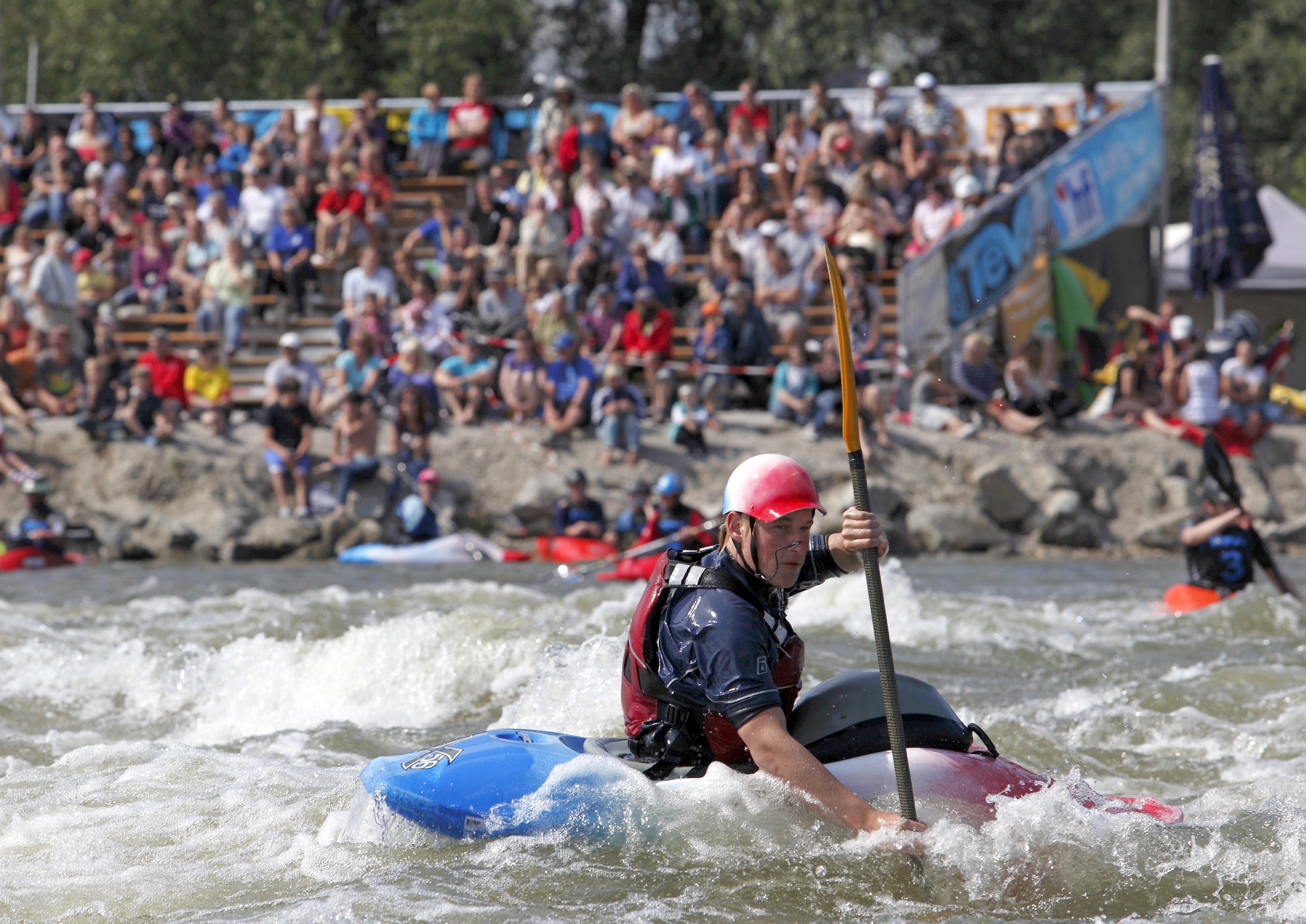 Kanufahrer auf der Isarwelle Plattling