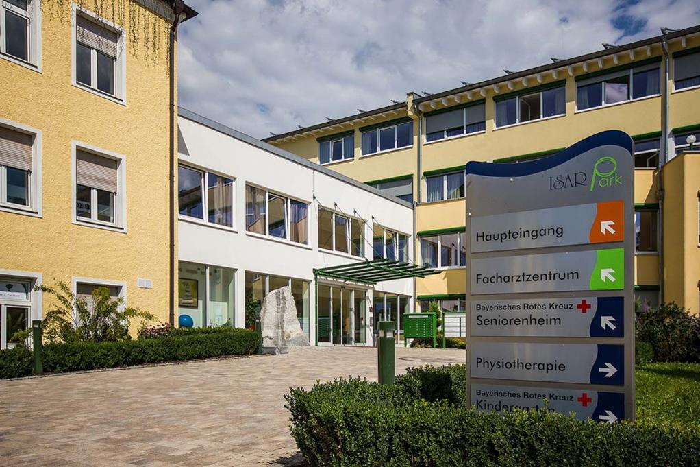 Besuchs– und Betreuungsdienst in den Plattlinger BRK Senioren– und Pflegeheimen im Isarpark und Luitpoldstraße 